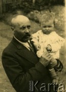 Lata 30., Wileńszczyzna, Polska.
Portret mężczyzny z dzieckiem. Fotografia z archiwum rodzinnego Ireny Jasiulite.
Fot. NN, zbiory Archiwum Historii Mówionej Ośrodka KARTA i Domu Spotkań z Historią, udostępniła Irena Weronika Jasiulite w ramach projektu 
