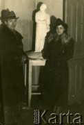 Po 1945, brak miejsca.
Portret kobiety i mężczyzny. Fotografia z archiwum rodzinnego Ireny Jasiulite.
Fot. NN, zbiory Archiwum Historii Mówionej Ośrodka KARTA i Domu Spotkań z Historią, udostępniła Irena Weronika Jasiulite w ramach projektu 