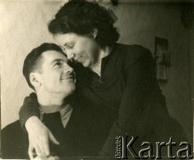 Po 1945, brak miejsca.
Portret kobiety i mężczyzny. Fotografia z archiwum rodzinnego Ireny Jasiulite.
Fot. NN, zbiory Archiwum Historii Mówionej Ośrodka KARTA i Domu Spotkań z Historią, udostępniła Irena Weronika Jasiulite w ramach projektu 