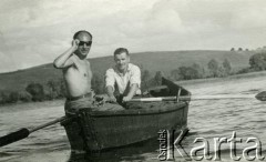 Brak daty, brak miejsca.
Dwóch mężczyzn na łodzi.Fotografia ze zbioru prywatnego Ireny Jasiulite.
Fot. NN, zbiory Archiwum Historii Mówionej Ośrodka KARTA i Domu Spotkań z Historią, udostępniła Irena Weronika Jasiulite w ramach projektu 