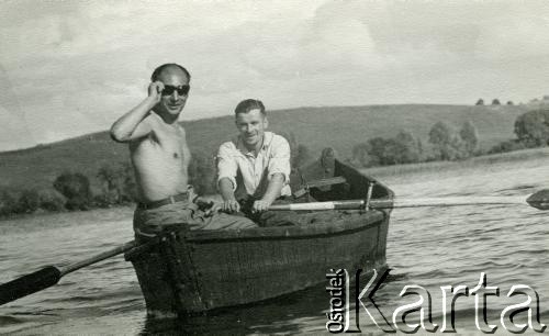 Brak daty, brak miejsca.
Dwóch mężczyzn na łodzi.Fotografia ze zbioru prywatnego Ireny Jasiulite.
Fot. NN, zbiory Archiwum Historii Mówionej Ośrodka KARTA i Domu Spotkań z Historią, udostępniła Irena Weronika Jasiulite w ramach projektu 