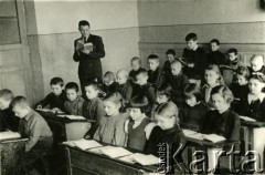 Brak daty, brak miejsca.
Uczniowie podczas lekcji. Fotografia ze zbioru prywatnego Ireny Jasiulite.
Fot. NN, zbiory Archiwum Historii Mówionej Ośrodka KARTA i Domu Spotkań z Historią, udostępniła Irena Weronika Jasiulite w ramach projektu 