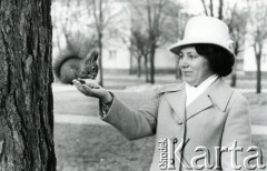 Lata 70./80., Litewska SRR, ZSRR.
Portret kobiety z wiewiórką. Prawdopodobnie Irena Weronika Jasiulite.
Fot. NN, zbiory Archiwum Historii Mówionej Ośrodka KARTA i Domu Spotkań z Historią, udostępniła Irena Weronika Jasiulite w ramach projektu 
