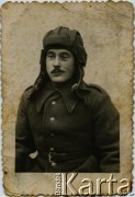 1939-1945, brak miejsca.
Portret mężczyzny w kombinezonie czołgisty. Prawdopodobnie Michał Michajluk.
Fot. NN, zbiory Archiwum Historii Mówionej Ośrodka KARTA i Domu Spotkań z Historią, udostępniła Bronisława Kaczyńska w ramach projektu 