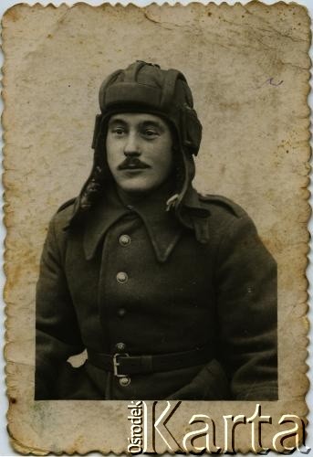 1939-1945, brak miejsca.
Portret mężczyzny w kombinezonie czołgisty. Prawdopodobnie Michał Michajluk.
Fot. NN, zbiory Archiwum Historii Mówionej Ośrodka KARTA i Domu Spotkań z Historią, udostępniła Bronisława Kaczyńska w ramach projektu 