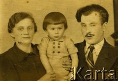 Lata 40./50., prawdopodobnie Czerniowce, Ukraińska SRR, ZSRR.
Portret rodziców z dzieckiem.
Fot. NN, zbiory Archiwum Historii Mówionej Ośrodka KARTA i Domu Spotkań z Historią, udostępniła Bronisława Kaczyńska w ramach projektu 