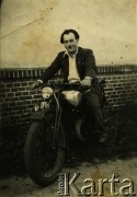 Lata 50./60., brak miejsca.
Portret mężczyzny na motorze. Prawdopodobnie Michał Michajluk.
Fot. NN, zbiory Archiwum Historii Mówionej Ośrodka KARTA i Domu Spotkań z Historią, udostępniła Bronisława Kaczyńska w ramach projektu 