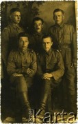 1939-1945, brak miejsca.
Portret żołnierzy. W środku stoi prawdopodobnie Michał Michajluk.
Fot. NN, zbiory Archiwum Historii Mówionej Ośrodka KARTA i Domu Spotkań z Historią, udostępniła Bronisława Kaczyńska w ramach projektu 