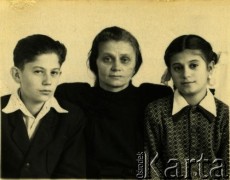 Lata 50., prawdopodobnie Czerniowce, Ukraińska SRR, ZSRR.
Portret kobiety z dziećmi.
Fot. NN, zbiory Archiwum Historii Mówionej Ośrodka KARTA i Domu Spotkań z Historią, udostępniła Bronisława Kaczyńska w ramach projektu 
