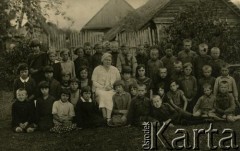 1933, Iwieniec, woj. nowogródzkie, Polska.
Zdjęcie klasowe dzieci ze szkoły podstawowej w Iwieńcu. Jadwiga Archrem 4. z lewej w dolnym rzędzie, pośrodku wychowawczyni Zalewska.
Fot. NN,  zbiory Archiwum Historii Mówionej Ośrodka KARTA i Domu Spotkań z Historią, udostępniła Jadwiga Achrem w ramach projektu 