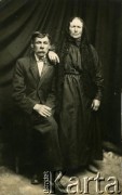 Lata 20., Iwieniec, woj. nowogródzkie, Polska.
Karolina i Antoni Achrem, pradziadkowie Jadwigi Archrem.
Fot. NN,  zbiory Archiwum Historii Mówionej Ośrodka KARTA i Domu Spotkań z Historią, udostępniła Jadwiga Achrem w ramach projektu 