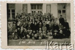 1.05.1961, Iwieniec, Białoruska SRR, ZSRR.
Zdjęcie wykonane z okazji festynu zorganizowanego na dzień 1 maja.
Fot. NN, zbiory Archiwum Historii Mówionej Ośrodka KARTA i Domu Spotkań z Historią, udostępniła Jadwiga Achrem w ramach projektu 