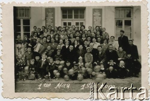 1.05.1961, Iwieniec, Białoruska SRR, ZSRR.
Zdjęcie wykonane z okazji festynu zorganizowanego na dzień 1 maja.
Fot. NN, zbiory Archiwum Historii Mówionej Ośrodka KARTA i Domu Spotkań z Historią, udostępniła Jadwiga Achrem w ramach projektu 