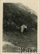 Lata 70., Nowogród, Białoruska SRR, ZSRR.
Jadwiga Achrem (w środku) przy kopcu Mickiewicza.
Fot. NN, zbiory Archiwum Historii Mówionej Ośrodka KARTA i Domu Spotkań z Historią, udostępniła Jadwiga Achrem w ramach projektu 