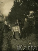1946, Iwieniec, Białoruska SRR, ZSRR.
Nieznani żołnierze radzieccy.
Fot. NN, zbiory Archiwum Historii Mówionej Ośrodka KARTA i Domu Spotkań z Historią, udostępniła Jadwiga Achrem w ramach projektu 