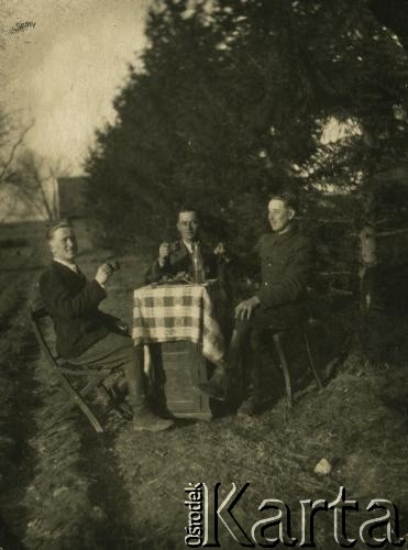 1946, Iwieniec, Białoruska SRR, ZSRR.
Nieznani żołnierze radzieccy.
Fot. NN, zbiory Archiwum Historii Mówionej Ośrodka KARTA i Domu Spotkań z Historią, udostępniła Jadwiga Achrem w ramach projektu 