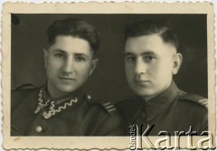 23.06.1946, Kwiatów, Polska.
Brat Jadwigi Achrem (1. z lewej), Stanisław Achrem w mundurze Wojska Polskiego. Zginął kilka lat później w trakcie walk na Ukrainie.
Fot. NN, zbiory Archiwum Historii Mówionej Ośrodka KARTA i Domu Spotkań z Historią, udostępniła Jadwiga Achrem w ramach projektu 