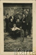 13.06.1946, Iwieniec, Białoruska SRR, ZSRR.
Zdjęcie rodzinne Achremów. Jadwiga Achram (2. z prawej), w środku ojciec, Józef Achrem siedzi na rowerze dla inwalidów.
Fot. NN, zbiory Archiwum Historii Mówionej Ośrodka KARTA i Domu Spotkań z Historią, udostępniła Jadwiga Achrem w ramach projektu 