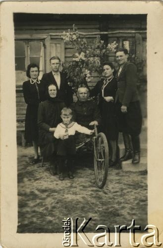 13.06.1946, Iwieniec, Białoruska SRR, ZSRR.
Zdjęcie rodzinne Achremów. Jadwiga Achram (2. z prawej), w środku ojciec, Józef Achrem siedzi na rowerze dla inwalidów.
Fot. NN, zbiory Archiwum Historii Mówionej Ośrodka KARTA i Domu Spotkań z Historią, udostępniła Jadwiga Achrem w ramach projektu 