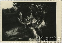 16.08.1955, Iwieniec, Białoruska SRR, ZSRR.
Siostra Jadwigi Achrem (stoi w środku) Stefania Achrem wraz z przyjaciółmi.
Fot. NN, zbiory Archiwum Historii Mówionej Ośrodka KARTA i Domu Spotkań z Historią, udostępniła Jadwiga Achrem w ramach projektu 