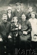 1938, Wołma, woj. nowogródzkie, Polska.
Fotografia rodziny Lamako. 2. z prawej siedzi Adelia Lamako, dalej córka Wanda Kot.
Fot. NN, zbiory Archiwum Historii Mówionej Ośrodka KARTA i Domu Spotkań z Historią, udostępniła Krystyna Wanda Kot w ramach projektu 