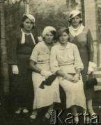 1936, Wołma, woj. nowogródzkie, Polska.
Portret grupowy. Wanda Kot z domu Lamako 2. z prawej.
Fot. NN, zbiory Archiwum Historii Mówionej Ośrodka KARTA i Domu Spotkań z Historią, udostępniła Krystyna Wanda Kot w ramach projektu 