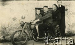 25.06.1950, Iwieniec, Białoruska SRR, ZSRR.
Jan Kot (2. z lewej), mąż Wandy Kot na motorze z dziećmi.
Fot. NN, zbiory Archiwum Historii Mówionej Ośrodka KARTA i Domu Spotkań z Historią, udostępniła Krystyna Wanda Kot w ramach projektu 