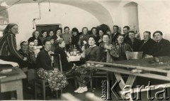 Lata 50., Iwieniec, Białoruska SRR, ZSRR.
Pracownicy warsztatu hafciarskiego. 1. z lewej Wanda Kot.
Fot. NN, zbiory Archiwum Historii Mówionej Ośrodka KARTA i Domu Spotkań z Historią, udostępniła Krystyna Wanda Kot w ramach projektu 