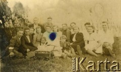 1947, Iwieniec, Białoruska SRR, ZSRR.
Grupa osób podczas odpoczynku na trawie.
Fot. NN, zbiory Archiwum Historii Mówionej Ośrodka KARTA i Domu Spotkań z Historią, udostępniła Krystyna Wanda Kot w ramach projektu 