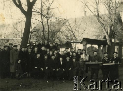 Lata 50., Iwieniec, Białoruska SRR, ZSRR.
Obchody 1 Maja.
Fot. NN, zbiory Archiwum Historii Mówionej Ośrodka KARTA i Domu Spotkań z Historią, udostępniła Krystyna Wanda Kot w ramach projektu 