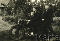 Ok. 1960. Iwieniec, Białoruska SRR, ZSRR.
Jan Kot (1. z prawej) z synami, Władysławem (w środku) i Janem, na motocyklu.
Fot. NN, zbiory Archiwum Historii Mówionej Ośrodka KARTA i Domu Spotkań z Historią, udostępniła Krystyna Wanda Kot w ramach projektu 