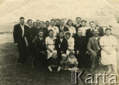 1947, Iwieniec, Białoruska SRR, ZSRR.
Wanda i Jan Kotowie (stoją 1. z lewej) na weselu znajomych.
Fot. NN, zbiory Archiwum Historii Mówionej Ośrodka KARTA i Domu Spotkań z Historią, udostępniła Krystyna Wanda Kot w ramach projektu 