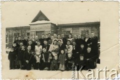 Koniec lat 40., Iwieniec, Białoruska SRR, ZSRR.
Fotografia ślubna. 2. z lewej u góry Wanda Kot.
Fot. NN, zbiory Archiwum Historii Mówionej Ośrodka KARTA i Domu Spotkań z Historią, udostępniła Krystyna Wanda Kot w ramach projektu 