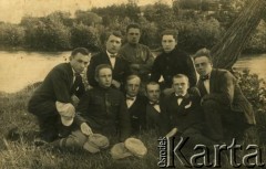 Lata 30., Iwieniec, woj. nowogródzkie, Polska.
Portret mężczyzny nad rzeką. 1. z prawej w 1. rzędzie - Florian Leszczyński, 1. z prawej w 2. rzędzie - Grzegorz Karpiński.
Fot. NN, zbiory Archiwum Historii Mówionej Ośrodka KARTA i Domu Spotkań z Historią, udostępniła Janina Leszczyńska w ramach projektu 
