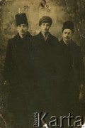 Pocz. XX w., brak miejsca.
Portret trzech meżczyzn.
Fot. NN, zbiory Archiwum Historii Mówionej Ośrodka KARTA i Domu Spotkań z Historią, udostępniła Janina Leszczyńska w ramach projektu 
