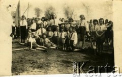 Przed 1939, brak miejsca.
Zdjęcie grupowe harcerzy.
Fot. NN, zbiory Archiwum Historii Mówionej Ośrodka KARTA i Domu Spotkań z Historią, udostępniła Janina Leszczyńska w ramach projektu 