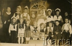 Przed 1939, brak miejsca.
Przedstawienie szkolne.
Fot. NN, zbiory Archiwum Historii Mówionej Ośrodka KARTA i Domu Spotkań z Historią, udostępniła Janina Leszczyńska w ramach projektu 