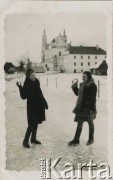 Przed 1939, Iwieniec, woj. nowogródzkie, Polska.
Dziewczęta bawiące się w wojnę na śnieżki na tle kościoła św. Michała Archanioła w Iwieńcu.
Fot. NN, zbiory Archiwum Historii Mówionej Ośrodka KARTA i Domu Spotkań z Historią, udostępniła Janina Leszczyńska w ramach projektu 