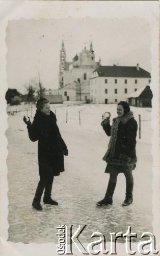Przed 1939, Iwieniec, woj. nowogródzkie, Polska.
Dziewczęta bawiące się w wojnę na śnieżki na tle kościoła św. Michała Archanioła w Iwieńcu.
Fot. NN, zbiory Archiwum Historii Mówionej Ośrodka KARTA i Domu Spotkań z Historią, udostępniła Janina Leszczyńska w ramach projektu 