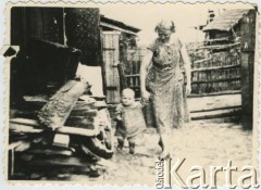 Po 1945, brak miejsca.
Kobieta z dzieckiem na spacerze. Fotografia z archiwum rodzinnego Janiny Leszczyńskiej.
Fot. NN, zbiory Archiwum Historii Mówionej Ośrodka KARTA i Domu Spotkań z Historią, udostępniła Janina Leszczyńska w ramach projektu 