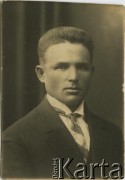 Przed 1939, brak miejsca.
Portret mężczyzny. Fotografia z archiwum rodzinnego Janiny Leszczyńskiej.
Fot. NN, zbiory Archiwum Historii Mówionej Ośrodka KARTA i Domu Spotkań z Historią, udostępniła Janina Leszczyńska w ramach projektu 