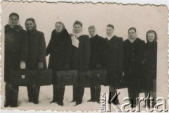 Po 1945, brak miejsca.
Grupa kobiet w strojach zimowych.
Fot. NN, zbiory Archiwum Historii Mówionej Ośrodka KARTA i Domu Spotkań z Historią, udostępniła Janina Leszczyńska w ramach projektu 