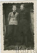 Po 1939, brak miejsca.
Portret dwóch chłopaków przed domem. Fotografia z archiwum rodzinnego Janiny Leszczyńskiej.
Fot. NN, zbiory Archiwum Historii Mówionej Ośrodka KARTA i Domu Spotkań z Historią, udostępniła Janina Leszczyńska w ramach projektu 