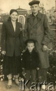 1953, Mościska, Ukraińska SRR, ZSRR.
Józef Rafalski z żoną, Wierą Waszczenko i synem Władimirem.
Fot. NN, zbiory Archiwum Historii Mówionej Ośrodka KARTA i Domu Spotkań z Historią, udostępnił Józef Rafalski w ramach projektu 