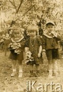 1938, Krzemieniec, woj. wołyńskie, Polska.
Portret dzieci - Zdzisława i Jerzego Proskurnickich i Krystyny Makuch z domu Franków (w centrum).
Fot. NN, zbiory Archiwum Historii Mówionej Ośrodka KARTA i Domu Spotkań z Historią, udostępniła Krystyna Makuch w ramach projektu 