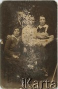 Lata 30., Lipniki, Polska.
Zdjęcie rodzinne Julii Bielakiewicz. Od lewej: Maria Rusołowska, Józef Urbanowicz, ojciec Julii Bielakiewicz, Anna Urbanowicz, matka Julii Bielakiewicz, Katarzyna Nuchowska.
Fot. NN, zbiory Archiwum Historii Mówionej Ośrodka KARTA i Domu Spotkań z Historią, udostępniła Julia Bielakiewicz w ramach projektu 