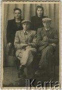 Lata 50., Lipniki, Ukraińska SRR.
Julia Bielakiewicz (z d. Urbanowicz) (1. z lewej) i Józef Bielakiewicz (1. z prawej).
Fot. NN, zbiory Archiwum Historii Mówionej Ośrodka KARTA i Domu Spotkań z Historią, udostępniła Julia Bielakiewicz w ramach projektu 