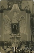 Lata 70., Mińsk, Białoruska SRR.
Ołtarz w Mińsku z obrazem Matki Boskiej Częstochowskiej. Mszę celebruje ks. Rafał Kiernicki.
Fot. NN, zbiory Archiwum Historii Mówionej Ośrodka KARTA i Domu Spotkań z Historią, udostępniła Julia Bielakiewicz w ramach projektu 