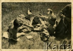 6.08.1942, brak miejsca.
Młodzi ludzie odpoczywający na trawie. Fotografia z archiwum rodzinnego Zofii Hurko (z d. Oślizło).
Fot. NN, zbiory Archiwum Historii Mówionej Ośrodka KARTA i Domu Spotkań z Historią, udostępniła Zofia Hurko w ramach projektu „KARTA z Polakami na Wschodzie” (sygnatura nagrania – AHM_PnW_1864).
