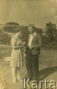 Lata 40., brak miejsca.
Prawdopodobnie Zofia Hurko (z d. Oślizło) i nieznany mężczyzna. 
Fot. NN, zbiory Archiwum Historii Mówionej Ośrodka KARTA i Domu Spotkań z Historią, udostępniła Zofia Hurko w ramach projektu „KARTA z Polakami na Wschodzie” (sygnatura nagrania – AHM_PnW_1864).
